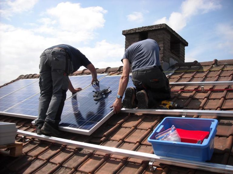 montagem de paineis de energia solar